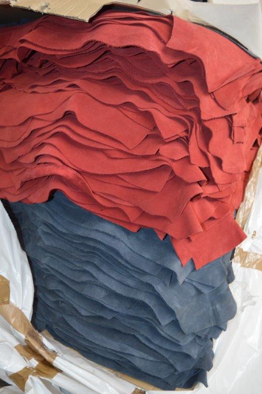 Lotti di pellame velour su gropponi
